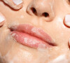 A esfoliação da pele é uma etapa importante da limpeza facial e não deve ser substituída por artigos caseiros
