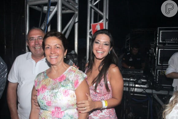 Thais Fersoza levou os pais para o show de Michel Teló no Réveillon de São Paulo
