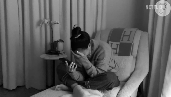 Meghan Markle aparecendo chorando em dois momentos do trailer de 'Harry & Meghan' 