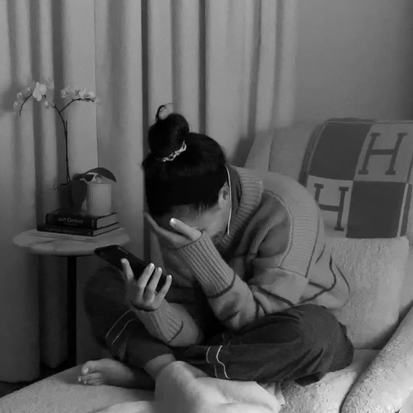 Meghan Markle aparecendo chorando em dois momentos do trailer de 'Harry & Meghan' 