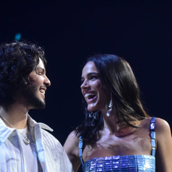 Bruna Marquezine e Xolo Mariduenã trocaram olhares em evento: atores são apontados como namorados