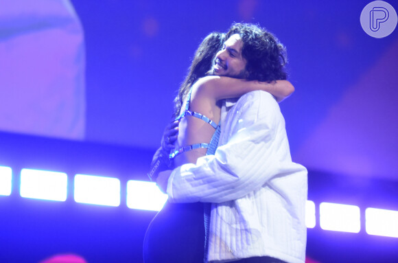 Bruna Marquezine e Xolo Mariduenã trocaram abraços na CCXP em meio a rumores de namoro