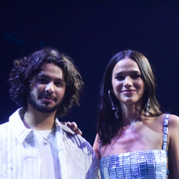 Bruna Marquezine e Xolo Maridueña posaram para fotos em evento da CCXP22 em São Paulo