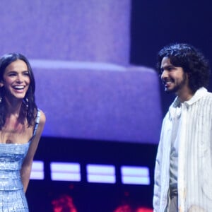 Bruna Marquezine se divertiu ao lado de Xolo Maridueña durante evento da CCXP22 em São Paulo. 'Minha palavra favorita em português é fofoca', falou o americano