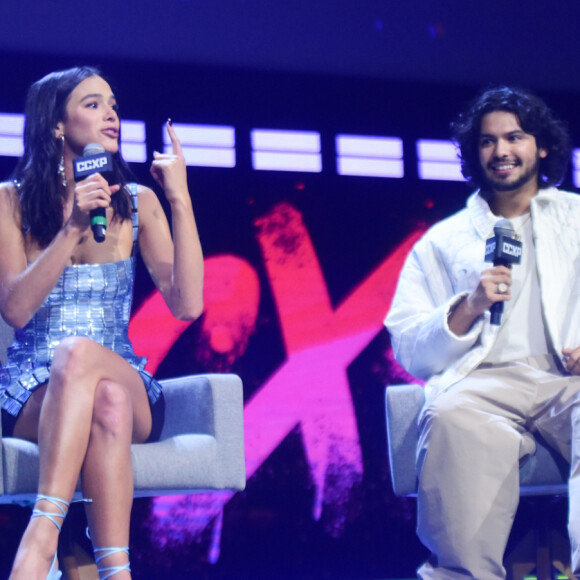 Bruna Marquezine e Xolo Maridueña conversaram com fãs a respeito do filme 'Besouro Azul'