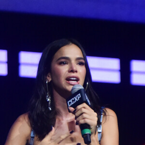 Bruna Marquezine interpreta Jenny no filme 'Besouro Azul'
