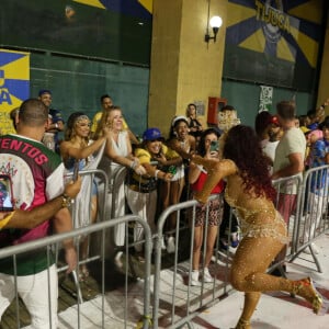 Viviane Araujo foi tietada pela torcida da Unidos da Tijuca em evento para o carnaval 2023