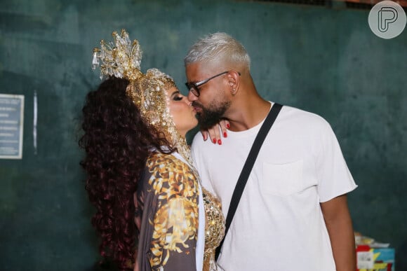 Viviane Araujo trocou beijos com o marido, Guilherme Militão, na Cidade do Samba