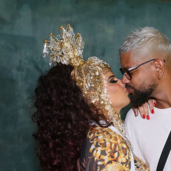 Viviane Araujo trocou beijos com o marido, Guilherme Militão, na Cidade do Samba