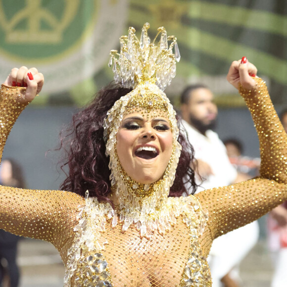 Viviane Araujo mostrou muito samba no pé para esquenta do carnaval 2023