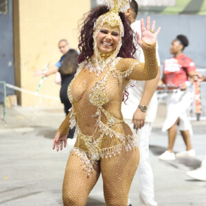 Viviane Araujo deu show de simpatia no lançamento do CD dos sambas para o carnaval 2023