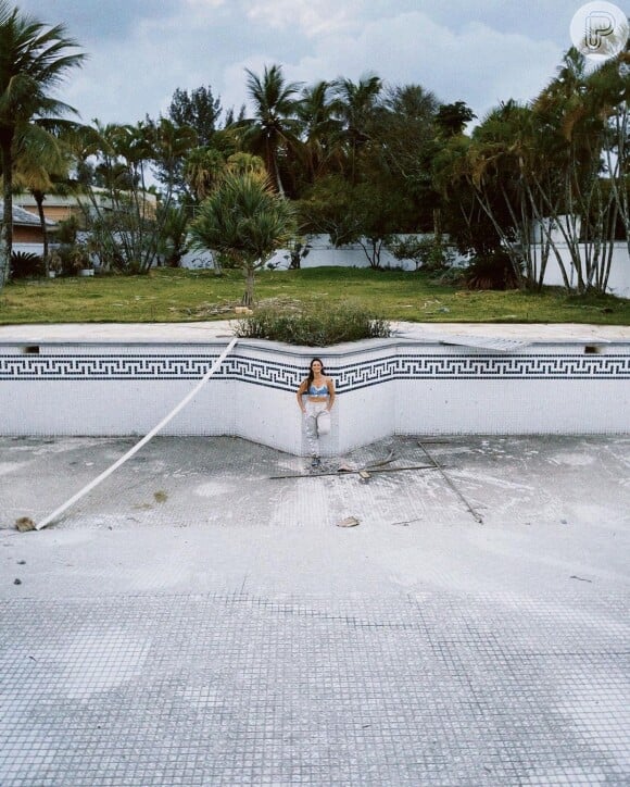Paolla Oliveira posou dentro da piscina de sua casa, que ainda está em obras