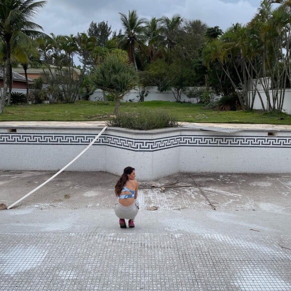 O tamanho da piscina da casa de Paolla Oliveira impressionou os internautas