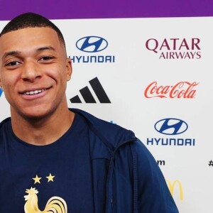 Mbappé tem escondido a marca de cerveja do troféu de melhor jogador em campo