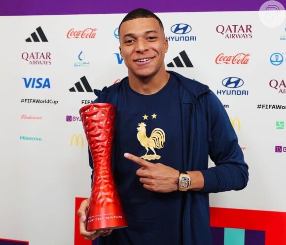 Mbappé tem escondido a marca de cerveja do troféu de melhor jogador em campo