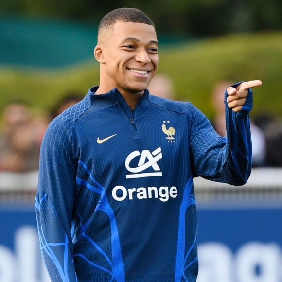 Mbappé esconde a marca da cerveja do troféu pois não quer promover o estilo de vida não-saudável