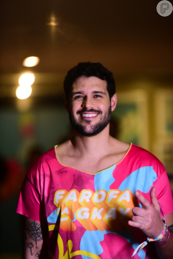 Rodrigo Mussi se divertiu com pegação na Farofa da Gkay
