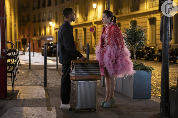 Um dos looks usados por Lily Collins na terceira temporada de 'Emily em Paris' é repleto de plumas