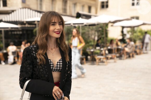 Na nova temporada de 'Emily em Paris', Lily Collins volta a surgir em looks grifados e poderosos