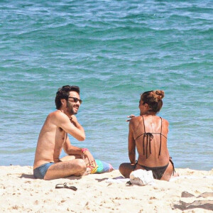 Caio Blat foi à praia acompanhado