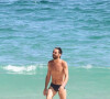 De sunga, Caio Blat se refrescou em praia do Rio de Janeiro