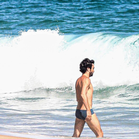 De sunguinha, Caio Blat se refrescou no mar