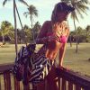 Adriane Galisteu exibe barriga chapada durante férias na Bahia