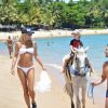 Adriane Galisteu curte dias de férias na praia do Forte, na Bahia