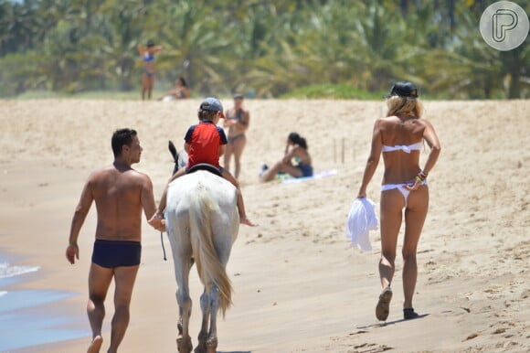 Adriane Galisteu curte dias de férias na praia do Forte, na Bahia