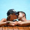 Adriane Galisteu e Alexandre Iódice se beijam na piscina enquanto se refrescam do calor da Bahia