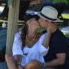 Adriane Galisteu e Alexandre Iódice trocam beijo durante férias na Bahia