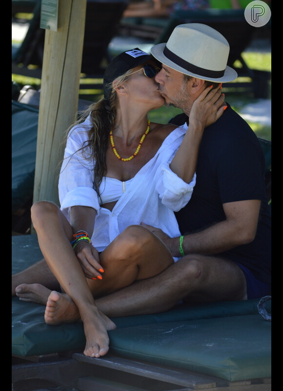 Adriane Galisteu e Alexandre Iódice trocam beijo durante férias na Bahia