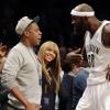 A cantora Beyoncé e seu marido Jay-Z prestigiam o jogo do Brooklyn Nets