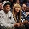 A diva Beyoncé e Jay-Z, concentrados, assistem à vitória da equipe preferida