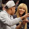 Beyoncé e Jay-Z conversam durante o jogo em 26 de novembro de 2012