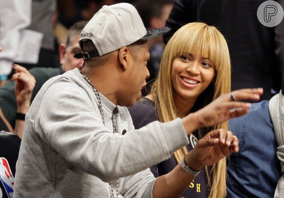 Beyoncé e Jay-Z conversam durante o jogo em 26 de novembro de 2012