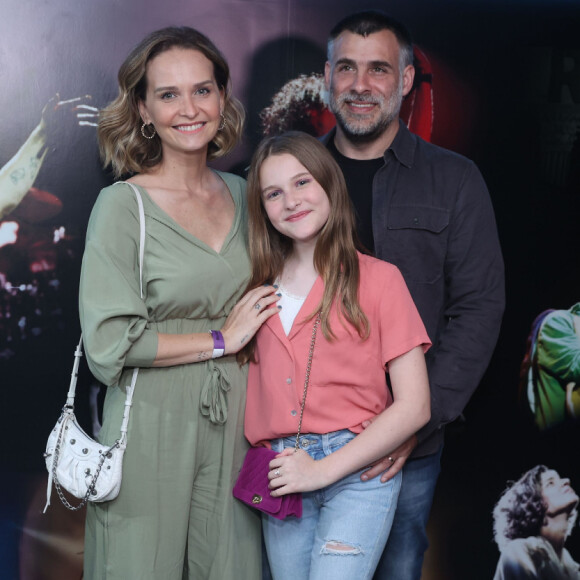 Fernanda Rodrigues e o marido, Raoni Carneiro, levaram a filha, Luisa, ao show de Sandy no Rio