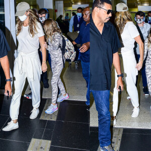 Gisele Bündchen escolhe look comfy ao desembarcar no Brasil com os filhos após divórcio