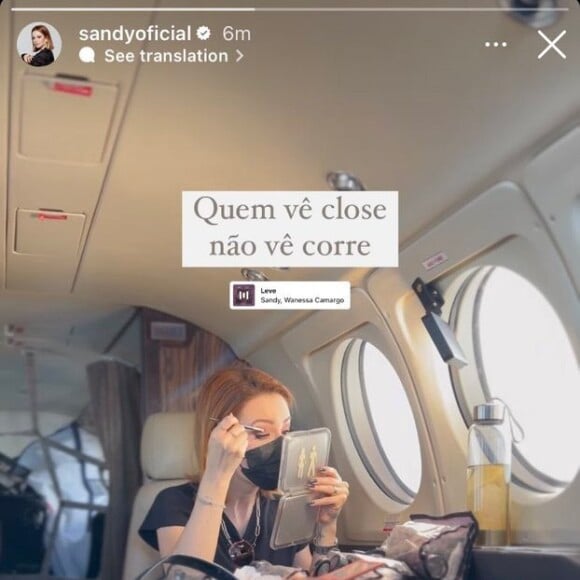 Sandy faz a própria maquiagem antes de chegar ao evento