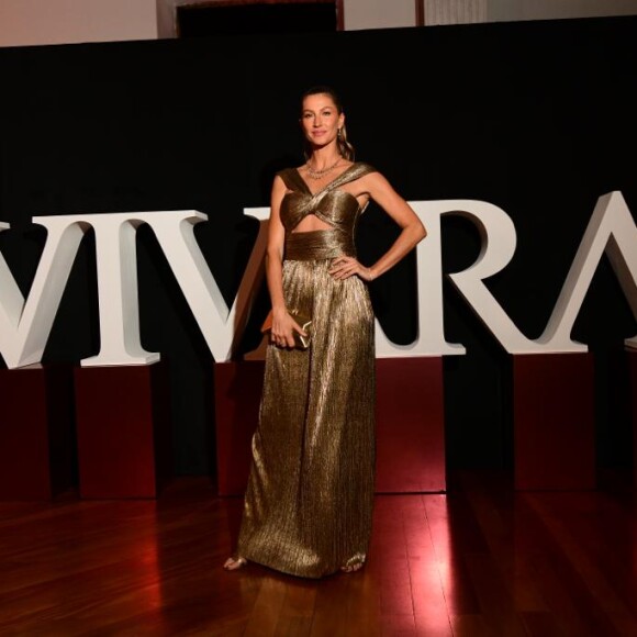 Vestido longo e dourado usado por Gisele Bündchen valorizou silhueta longilínea da modelo