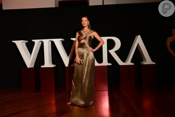 Longo dourado usado por Gisele Bündchen tem decote cruzado: esse foi o primeiro evento da modelo no Brasil após separação de Tom Brady