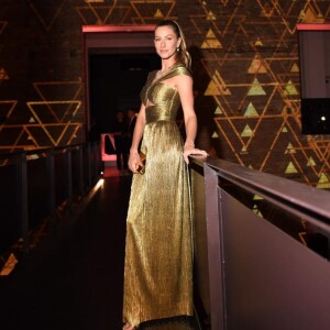 Vestido dourado de Gisele Bündchen é aposta certeira para um look elegante no Réveillon