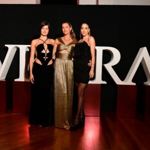 Vestido dourado usado por Gisele Bündchen é do estilista Reinaldo Lourenço: modelo posa com Isabeli Fontana e Romana Novais em evento da Vivara