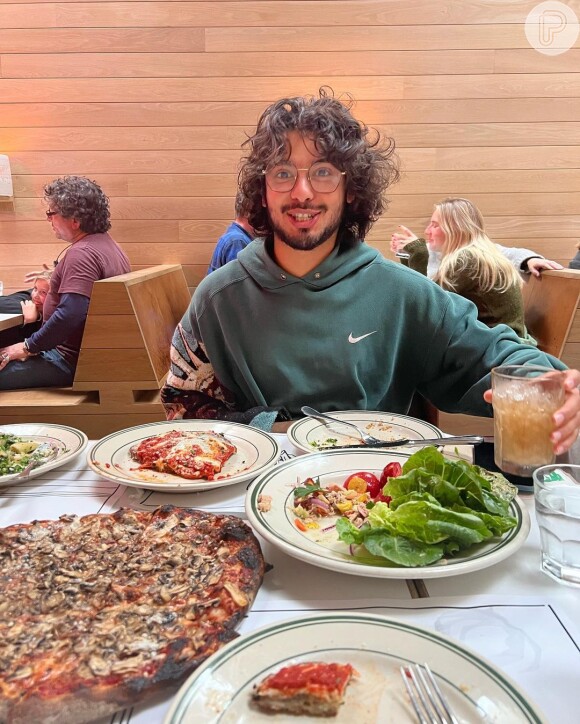 Xolo Maridueña atualizou seu perfil no Instagram na tarde desta quarta-feira (14) com um post repleto de fotos de comida