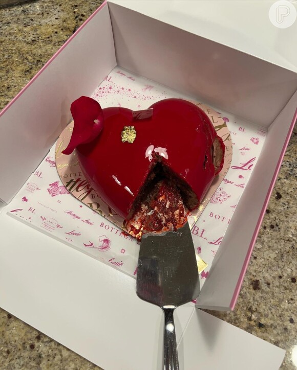 Xolo Maridueña postou foto de bolo em formato de coração. 'Foi o pedido de namoro?', perguntou um internauta