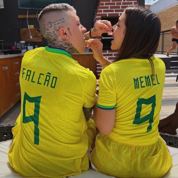 MC Daniel apareceu em uma live na casa de Neymar e alguns internautas criticaram o cantor por não estar com Mel Maia