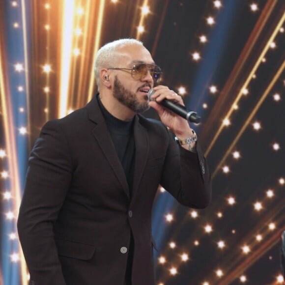 'Após o último show, Belo não se sentiu bem, teve febre e foi ao hospital para averiguar o que era', explicou a assessoria do cantor.