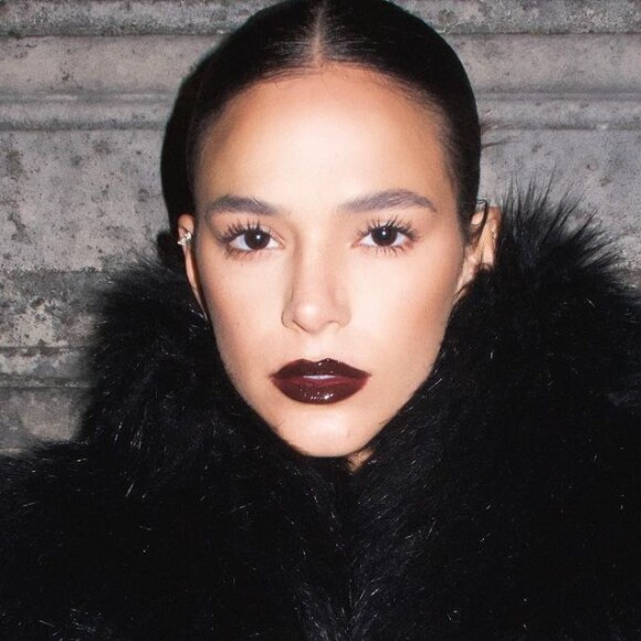 Bruna Marquezine combinou casaco de pelúcia ao look sexy com recortes