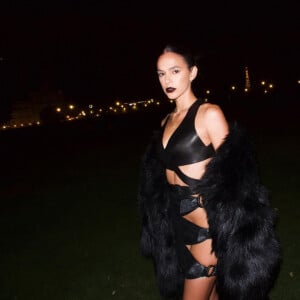 Bruna Marquezine escolheu estética gótica e sexy durante viagem a Paris