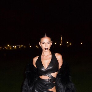 Gótica e sexy! Bruna Marquezine usa look de couro com recortes picantes e dispensa lingerie